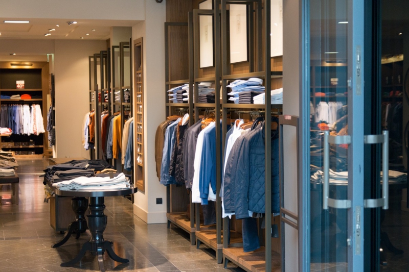 vente-GASSIN-min_shop_clothes_clothing_shopping_mall_shopping_kielce_crown_poland-862477