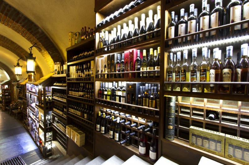 vente-GASSIN-min_world_street_travel_shop_canon_georgia_wine_bottles-429767